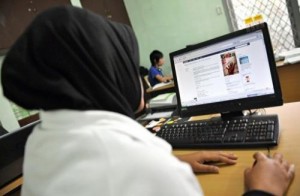 india-islam-f-0812-women-posting-pics-online-is-unislamic